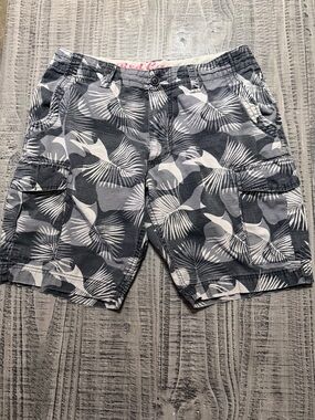 Red Camel Gray & White Tropical Print Cargo Shorts